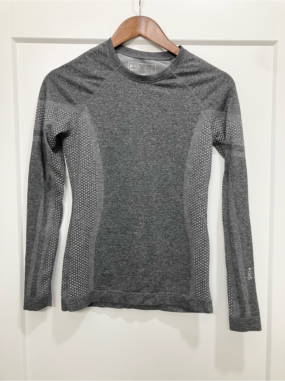 FIGS Salta Seamless Long Sleeve Underscrub Graphite Scrub Top Womens XS